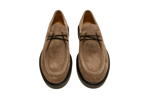 Stringata a due fori in camoscio vigogna