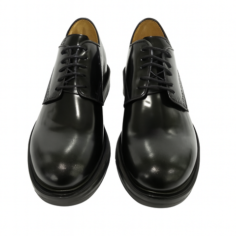 Stringata in pelle nera lucida