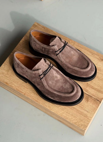 Stringata a due fori in camoscio vigogna