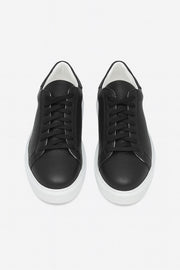 Dettaglio sneaker nera artigianale Campo Neutro 