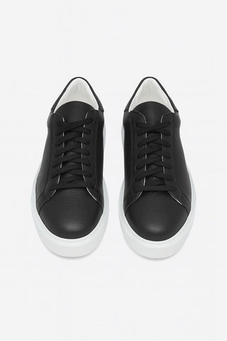 Dettaglio sneaker nera artigianale Campo Neutro 