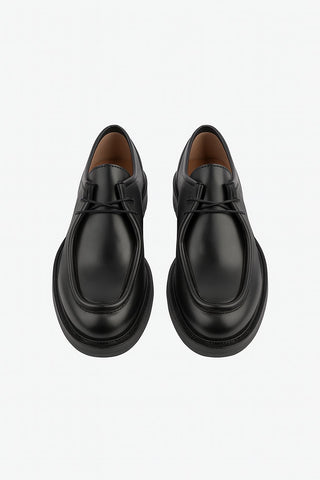 Art st 06 Stringata a due fori in pelle nera